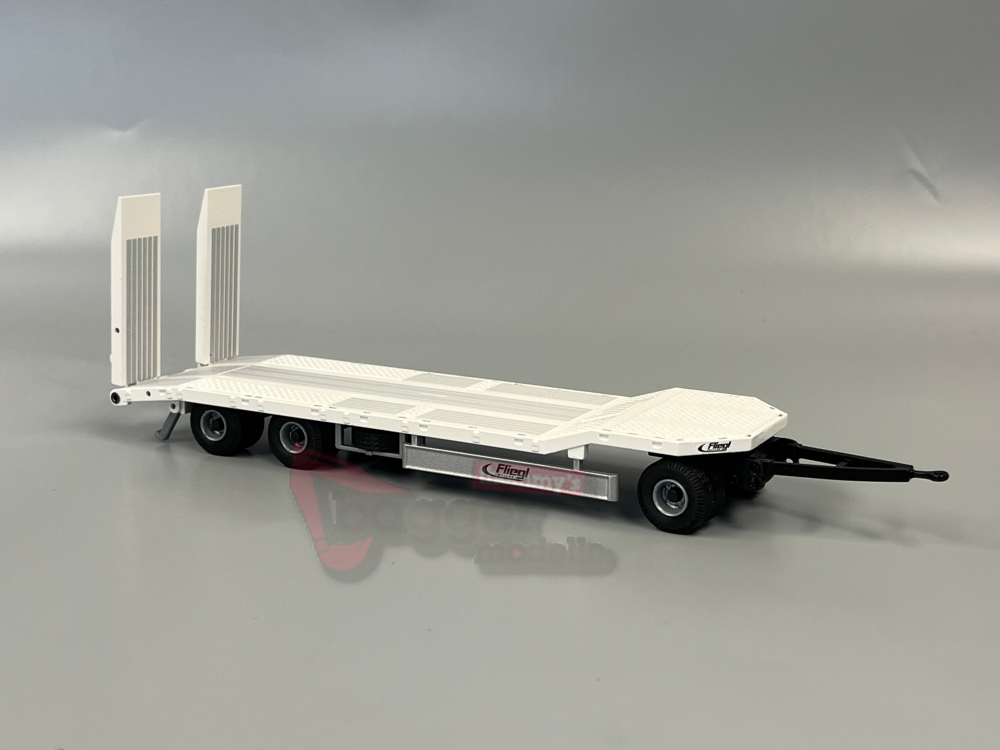 98028-02 - Conrad - Fliegl 3achs Tiefladeranhänger mit Auffahrrampen -weiß